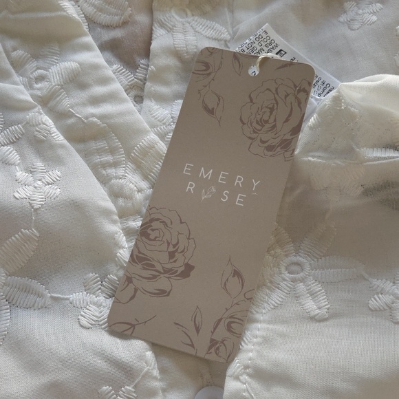 Emery Rose Casual V-Neck Button Short Sleeve Top - White - Picture 7 of 7